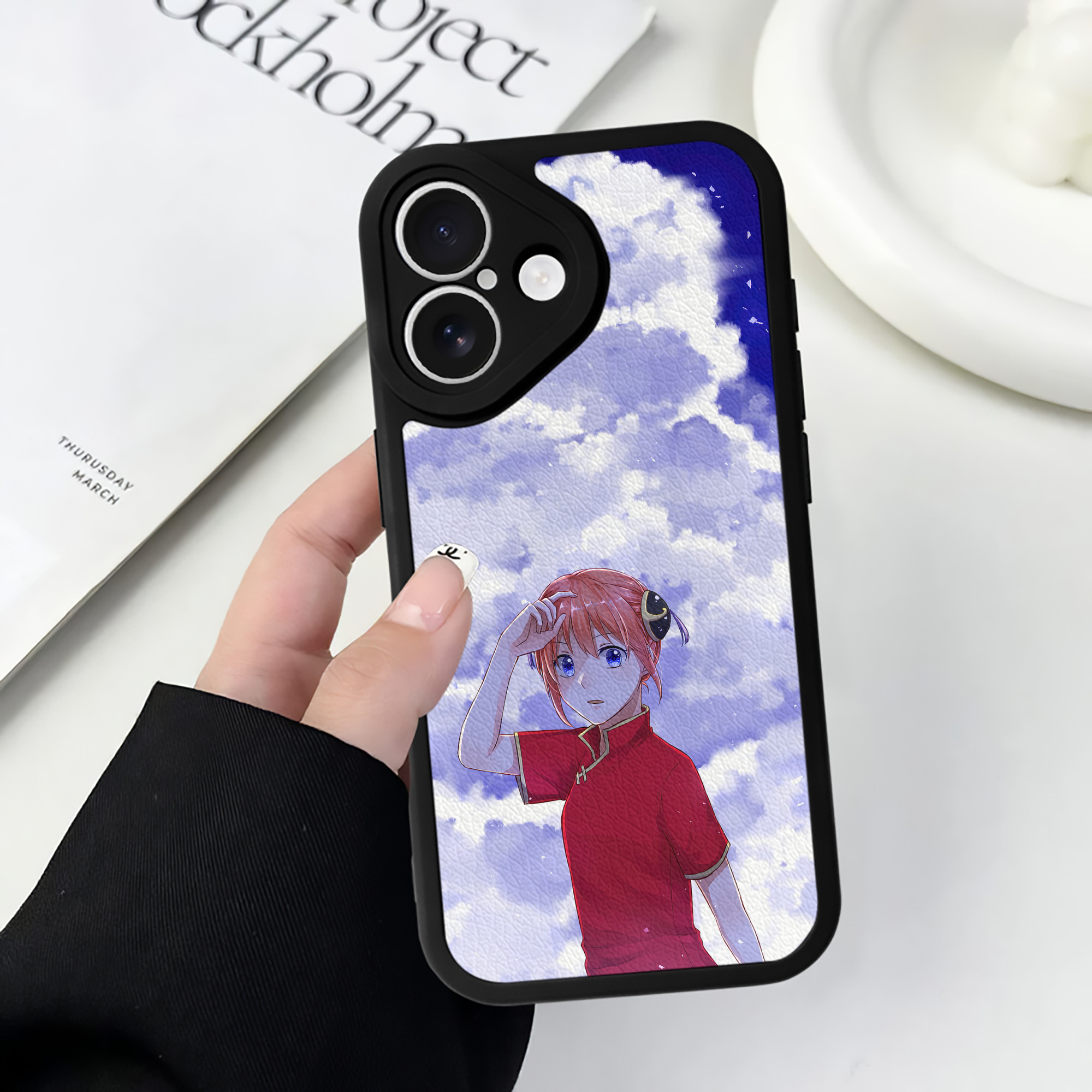 （画像用） ぎんたま 坂田銀時（さかたぎんとき） 神楽 志村新八（しむら しんぱち） GINTAMA Sakata Gintoki Kagura Shimura Shinpachi 【iPhone 16シリーズ対応】シリコンスマホケース（レザー調） 材質：シリコン